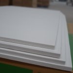 Placas de Fibra ceramica - Se produce a través de un control de automatización y un proceso de producción continua la placa de fibra cerámica al adherir una pequeña cantidad de fibra aglutinante de silicato de aluminio de alta pureza. Posee diversas cualidades como por ejemplo precisión de tamaño, gran planeidad, alta resistencia, poco peso, alta resistencia al choque térmico y antideslizante. Puede ser usada para el aislamiento como revestimiento y parte inferior del horno, así también como para la zona del fuego en los hornos de cerámica, moldes de vidrio y otros lugares.